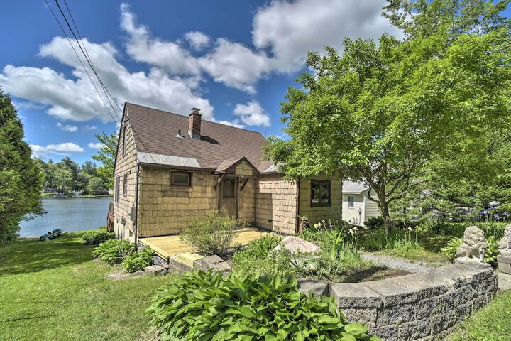 Picturesque Cottage With Sunroom on Ashmere Lake!