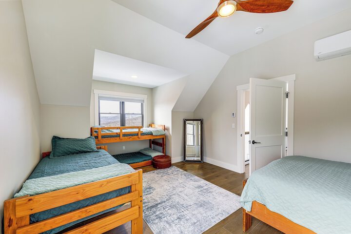 Mountain-view Home in Stoneham w / Hot Yoga Studio!