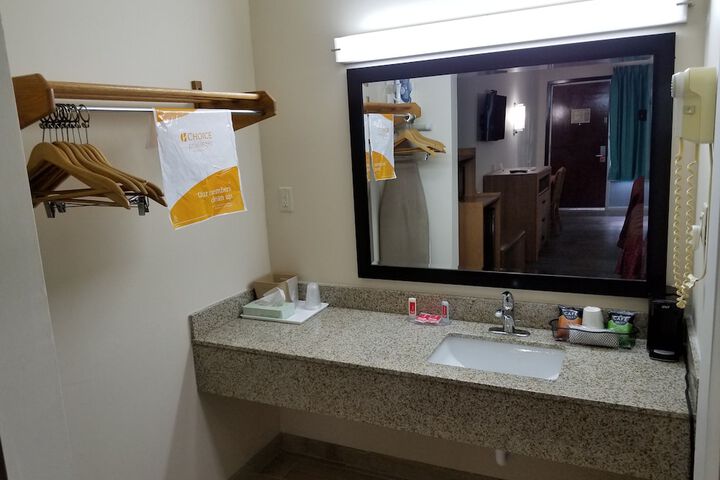 Room 27 of 37
