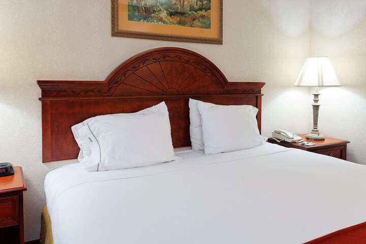 Holiday Inn Express Hotel & Suites Tupelo by IHG