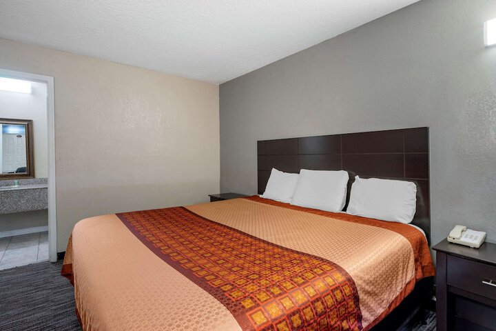 Room 17 of 28
