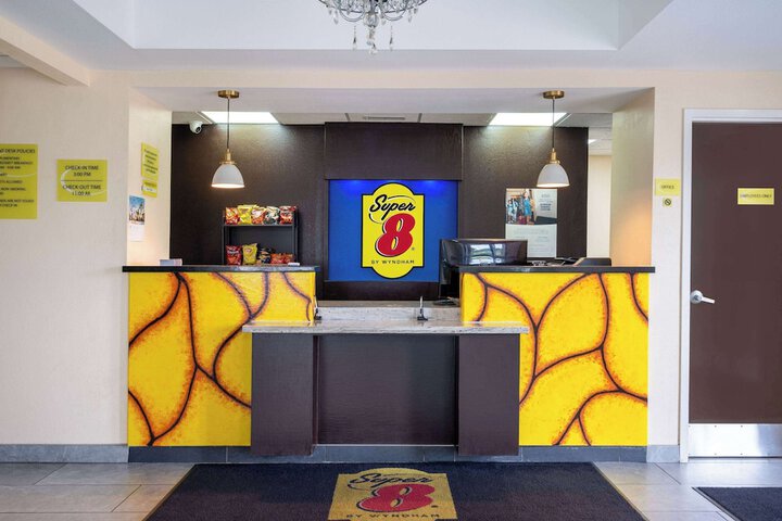 Super 8 by Wyndham Salisbury