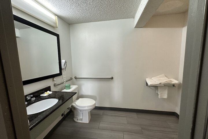 Quality Inn & Suites Decatur - Priceville I-65