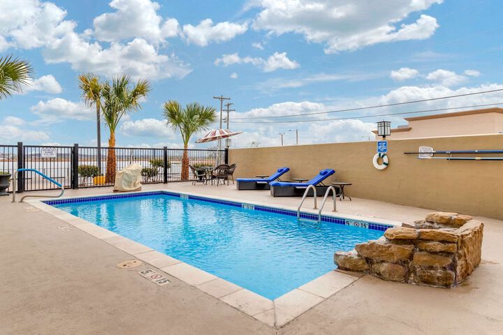 Comfort Inn & Suites Lakeside