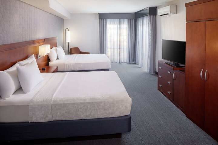 Courtyard by Marriott Charleston Downtown / Civic Center