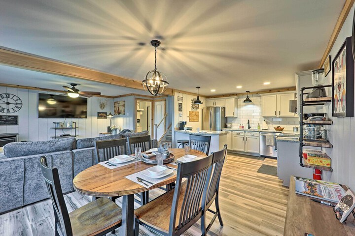 1 Mi to Skiing: Beech Mountain Condo w / Fireplace!