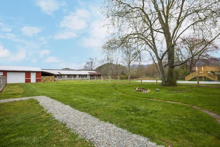 Charming 4 bedroom farmhouse with large backyard for entertaining