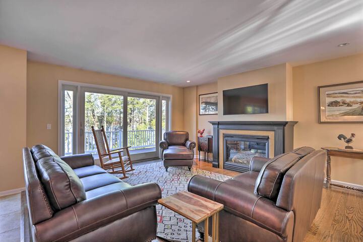 Beautiful Lakefront Retreat w / Deck & Views!