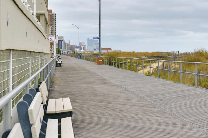 Cozy Ventnor Getaway: Walk to Public Beach!