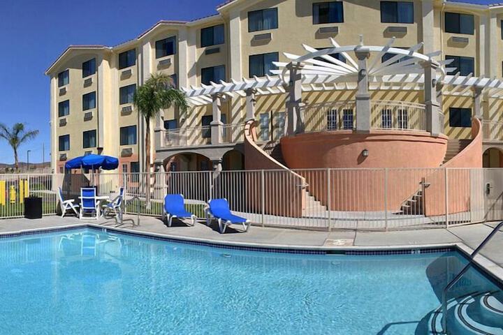 Best Western Plus Lake Elsinore Inn & Suites