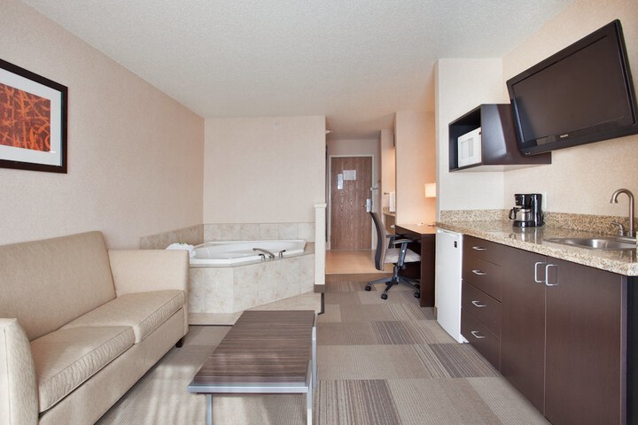 Room 102 of 163