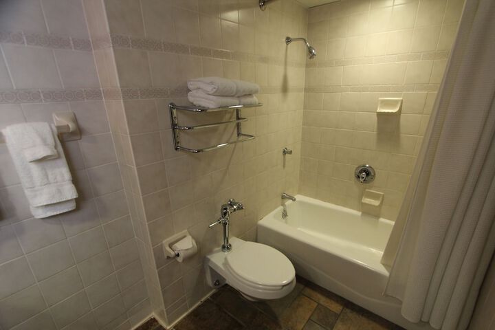 Room 32 of 69