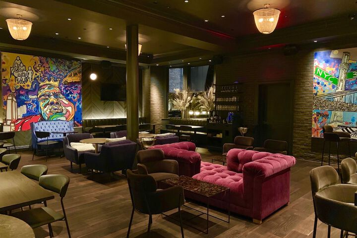 Lounge 30 of 39