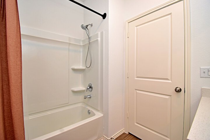 Long-term Stays Family-friendly Communal Pool!