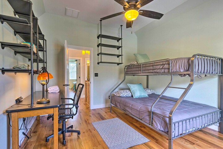 Downtown Brevard Retreat With Fire Pit & Deck!