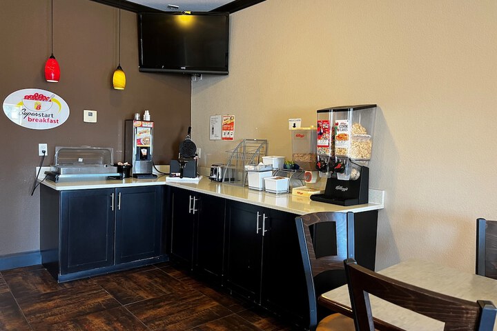 Super 8 by Wyndham Center