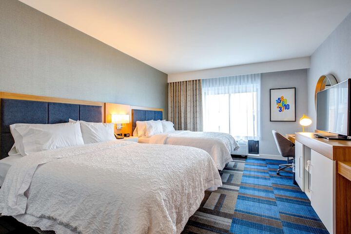 Hampton Inn & Suites Boston / Waltham