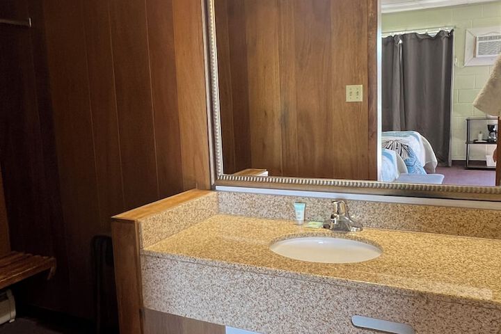 Midtown Inn & Suites