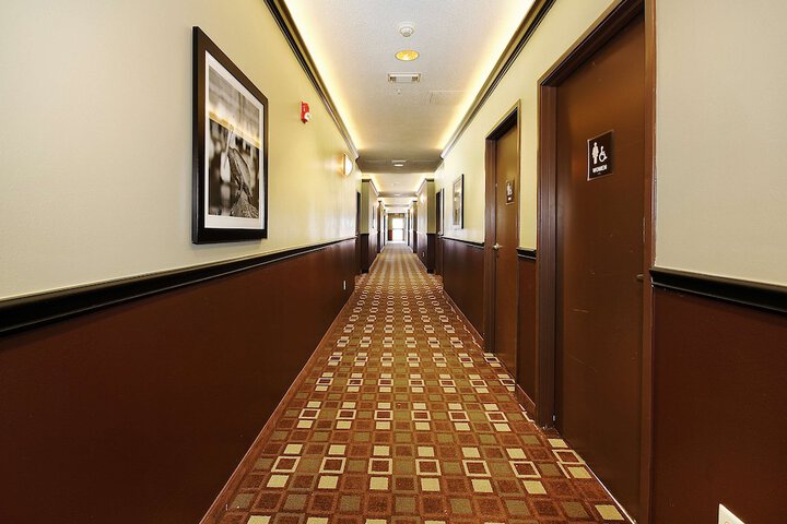Ballroom/Hall 17 of 20