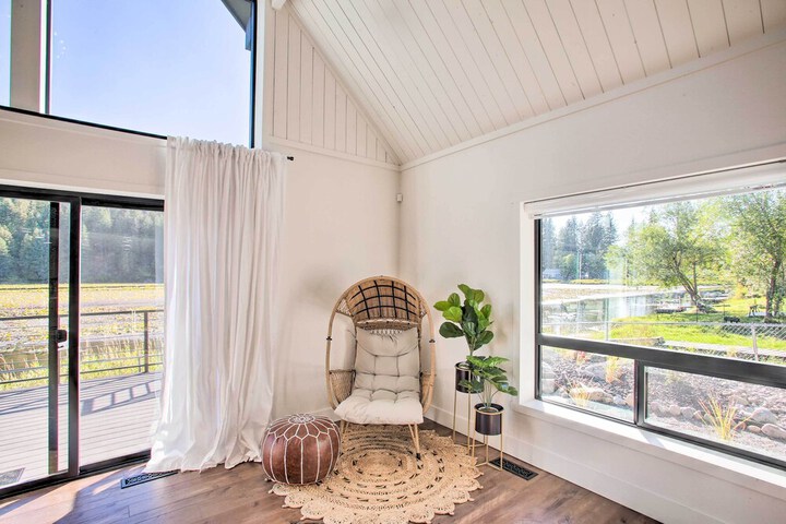 A Contemporary Dream: Lakefront Rathdrum Oasis!