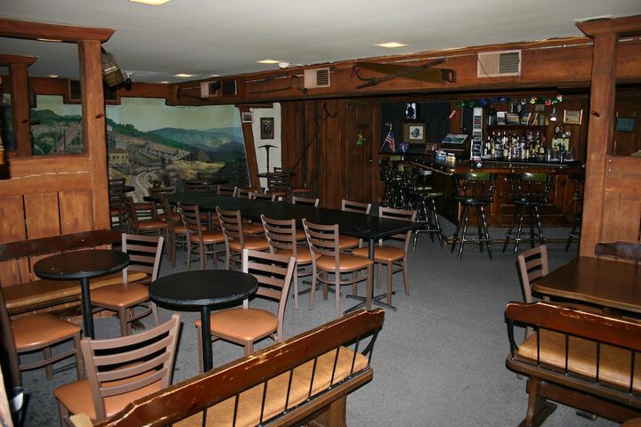 Lounge 51 of 56
