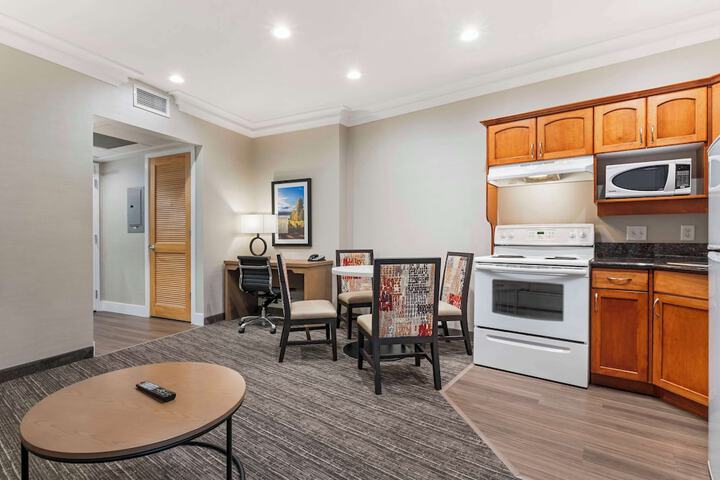 Best Western Plus Kelowna Hotel & Suites