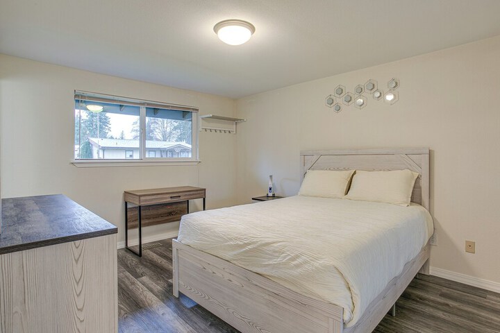 Modern Puyallup Townhome w / Backyard & Fireplace