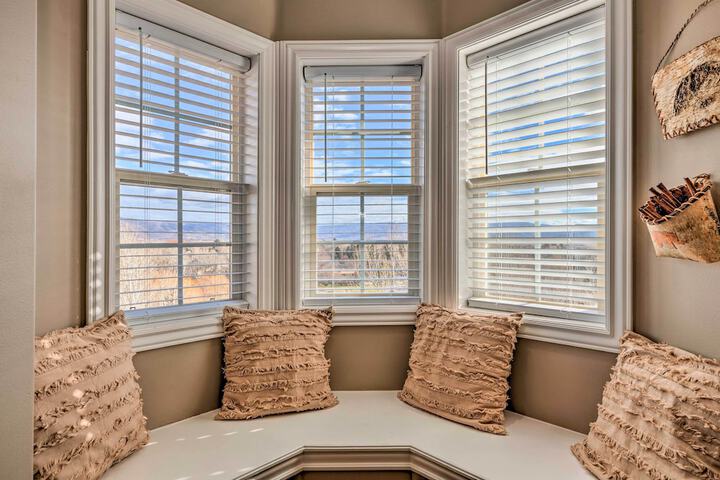 Large Cozy Midway Studio w / Mountain Views!