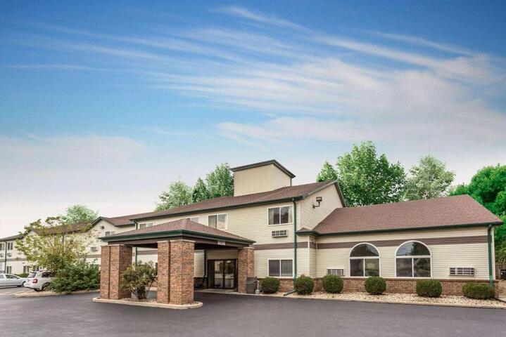 Rock Island Inn & Suites Streator IL