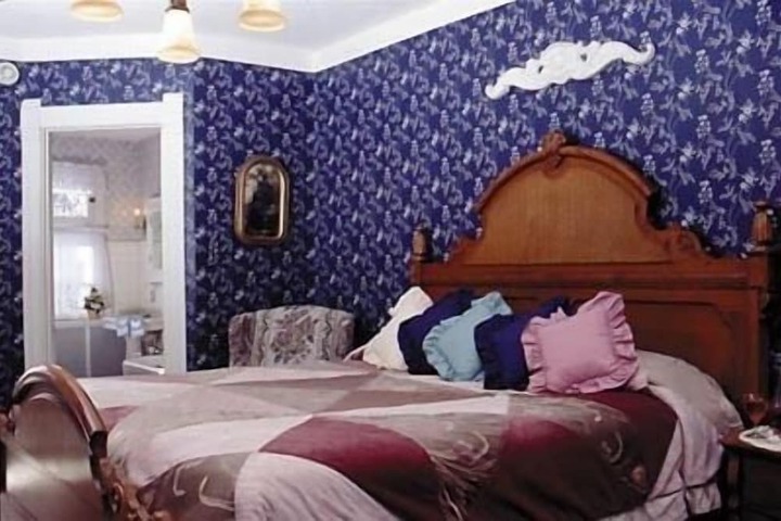 Chestnut Charm Bed & Breakfast