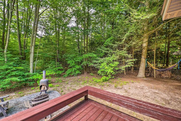 Cozy Whitehall Hideaway w / Hot Tub + Chiminea!