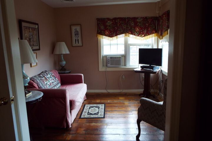 Room 11 of 38