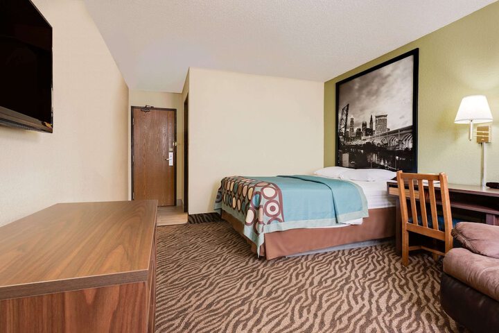 Room 8 of 14