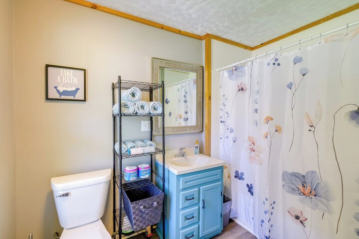 Wayland Retreat w / Deck: Walk to Downtown!