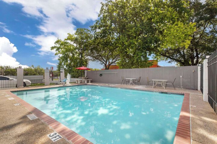 Econo Lodge Inn & Suites Near Lackland AFB