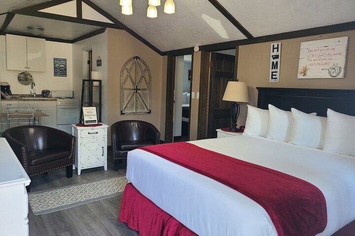 Lamplighter Cabins & Suites