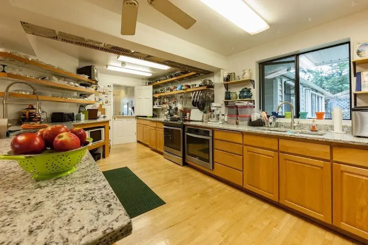 HILLSIDE HOUSE BED AND BREAKFAST