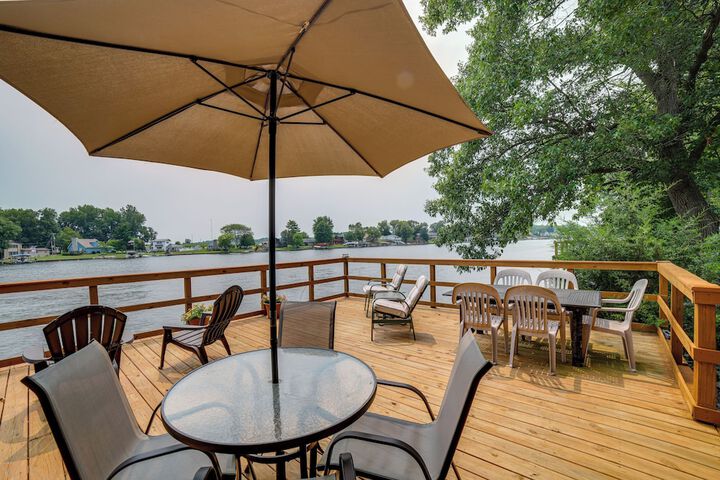 Lakefront Cottage w / Deck Near Indiana Beach!