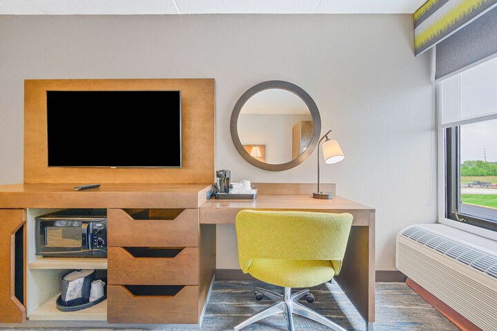 Room 6 of 28