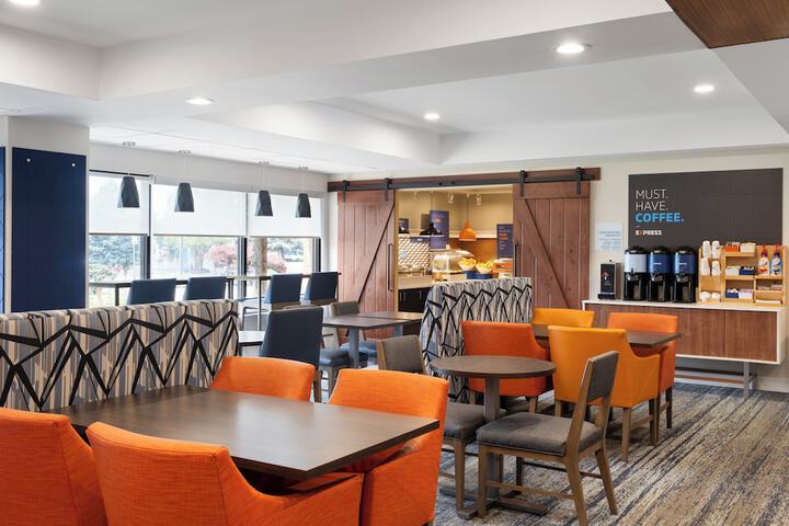 Holiday Inn Express Indianapolis Airport by IHG
