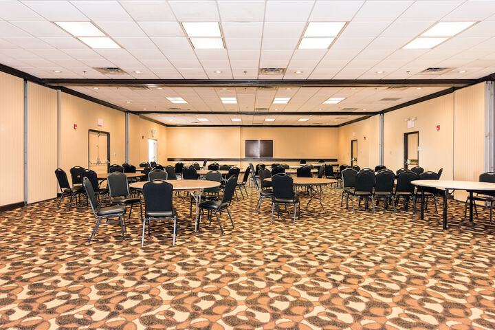 Ballroom/Hall 28 of 36