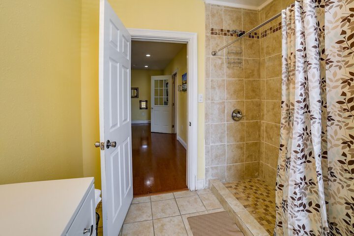 Inviting Connellsville Getaway w / Deck!