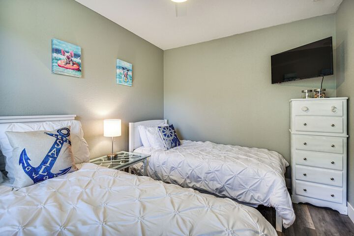 Kitty Hawk Apartment w / Hot Tub - 1 Mi to Beach!