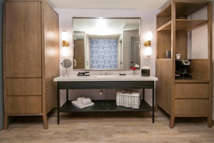 Room 33 of 60