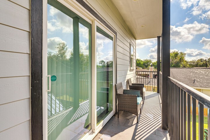 South Houston Townhome w / Patio & Gas Grill!