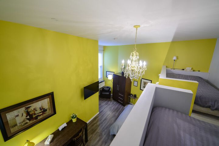 Room 30 of 102