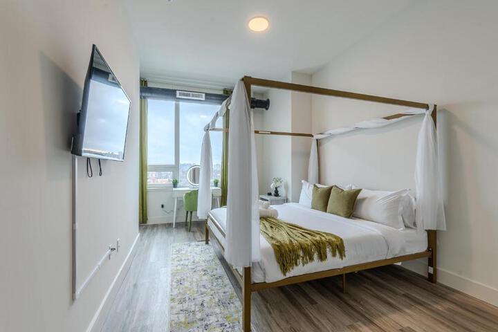Emerald Escape Free Parking, 2 Bath, Sleeps 8 Near American Dream and The Airport, King Bed and 2 Queen Beds, Washer and Dryer