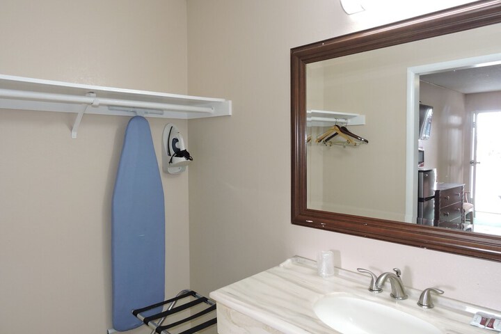 Room 16 of 32