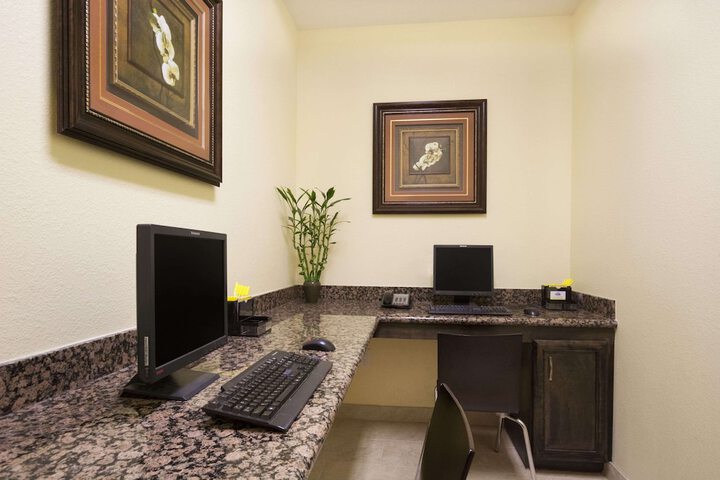 Days Inn & Suites by Wyndham Galveston West / Seawall
