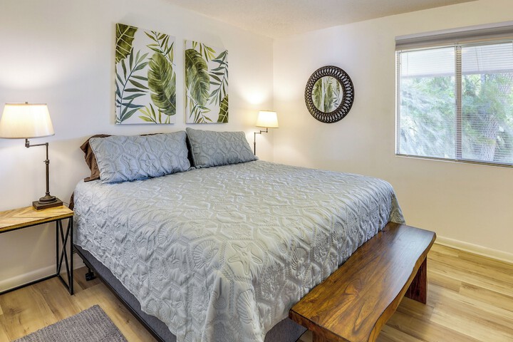 Renovated Crescent Lake Escape w / Waterfront Deck!